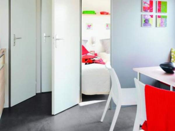 salon intérieur mobil home familial ty lok camping le lac