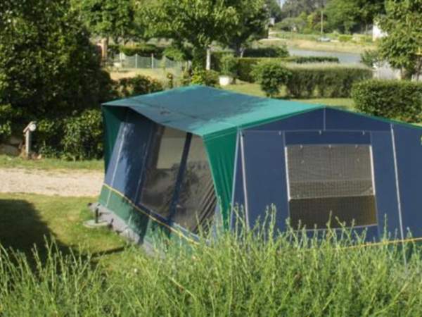emplacement de camping avec tente trigano