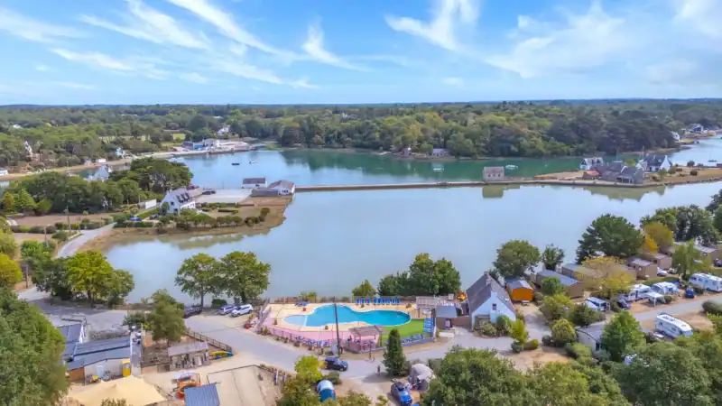 Louer un mobil-home à Auray dans le Morbihan au camping Le Lac Carnac en Bretagne