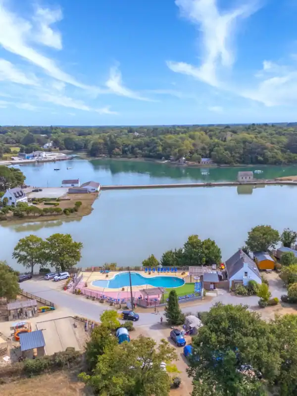 Rent a mobile home in Carnac, Morbihan, at the 3-star Le Lac Carnac campground