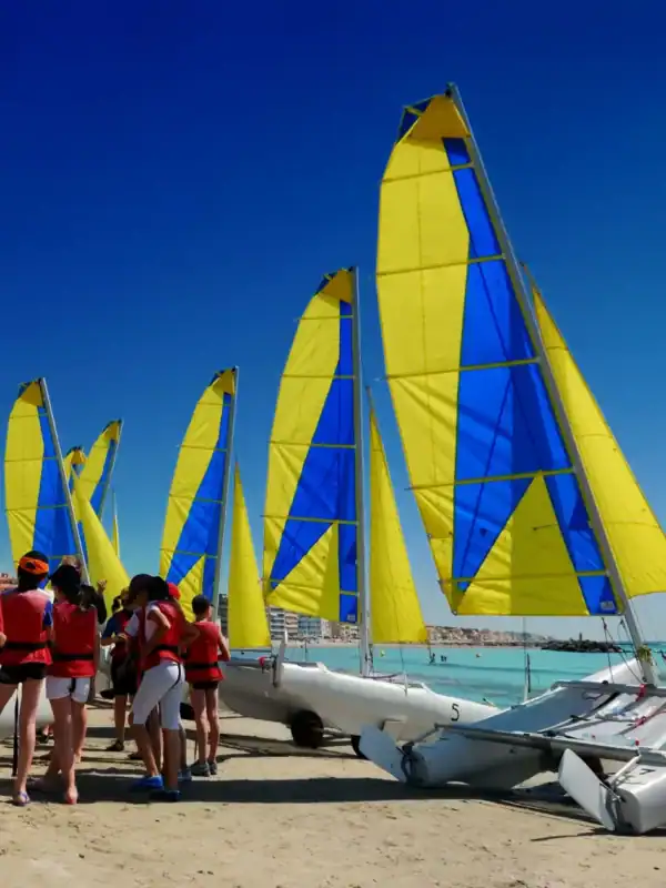 Join the SNT sailing school in La Trinité-sur-Mer for sailing courses suitable for all skill levels